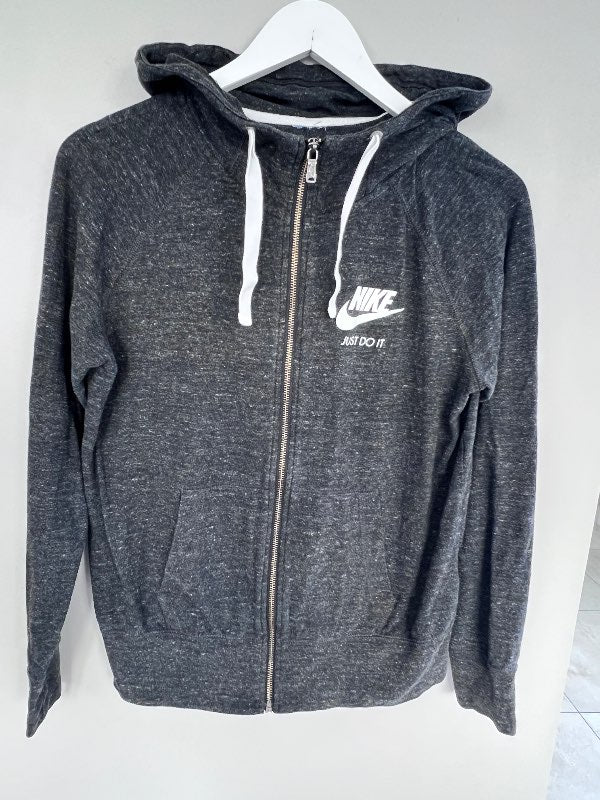 Nike hettupeysa rennd