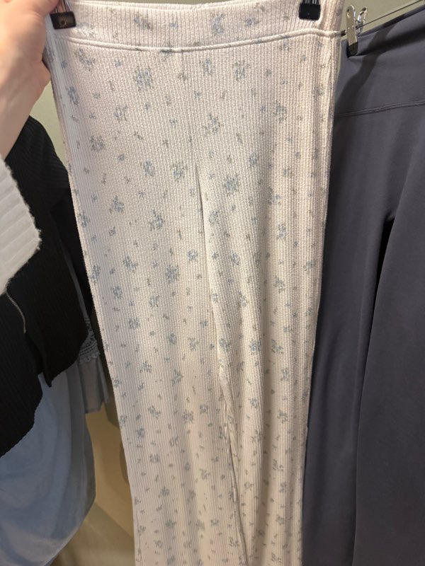 Hvítar Buxur Með Bláu Mynstur