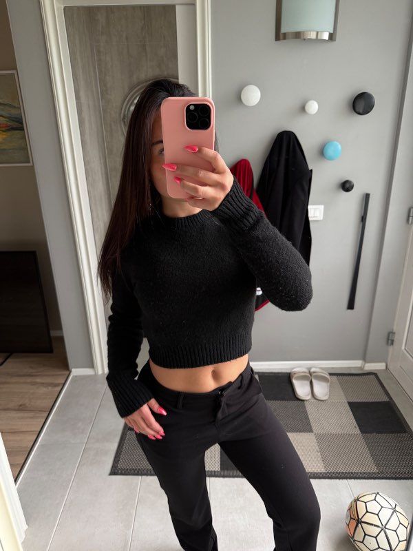 Svört Mjúk Cropped Peysa🖤