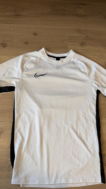 Hvítur Nike bolur