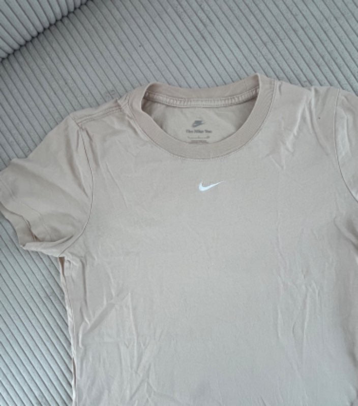 Beige Nike Tee bolur