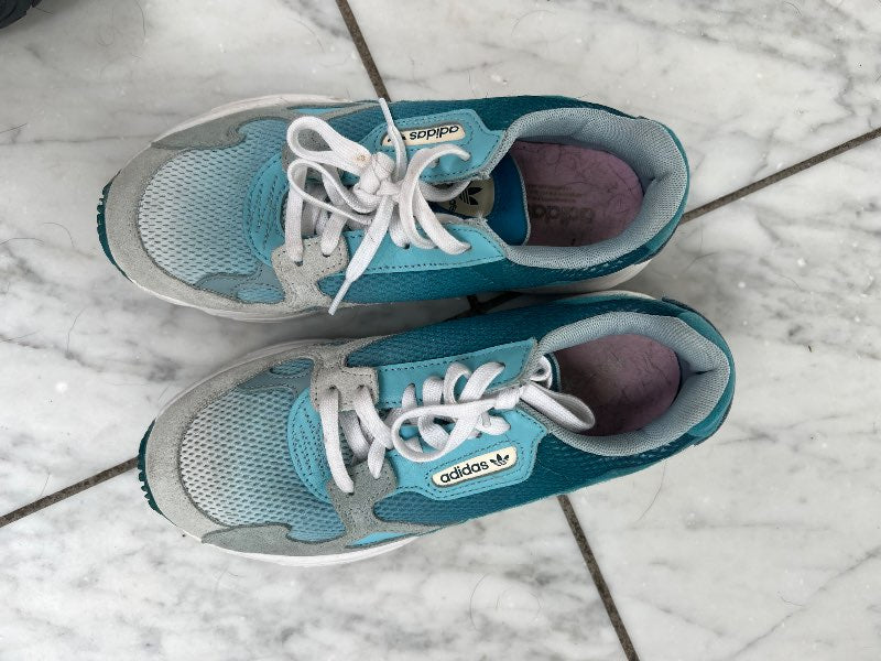 Adidas bláir
