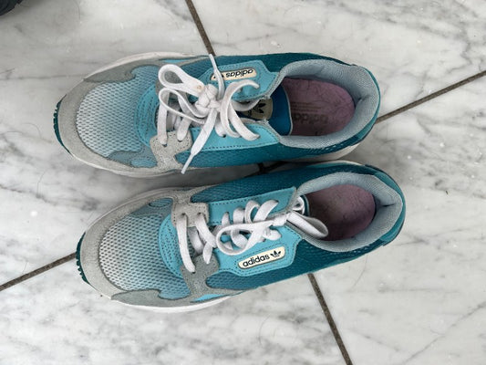 Adidas bláir