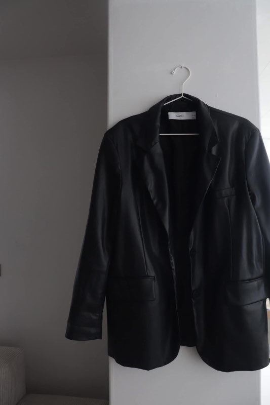 Svartur pleður jakki/blazer bershka