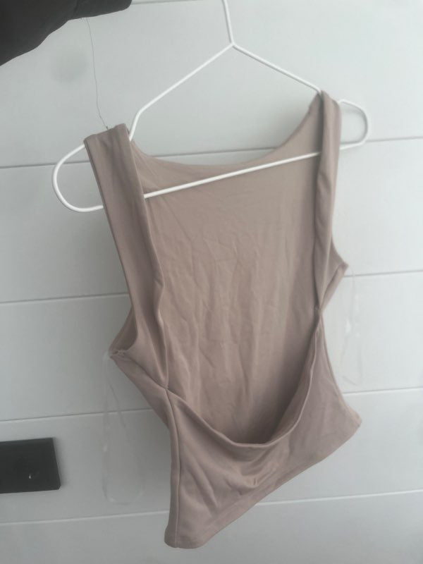 beige bolur opið bak