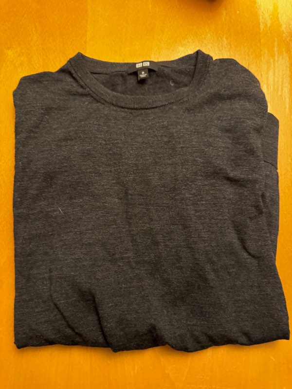 Grá Uniqlo peysa