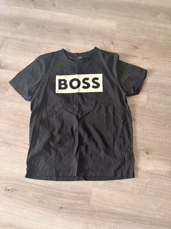 Svartur boss bolur