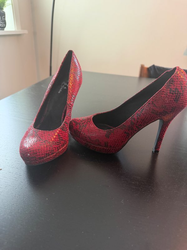Hælaskór vínrauðir snake print
