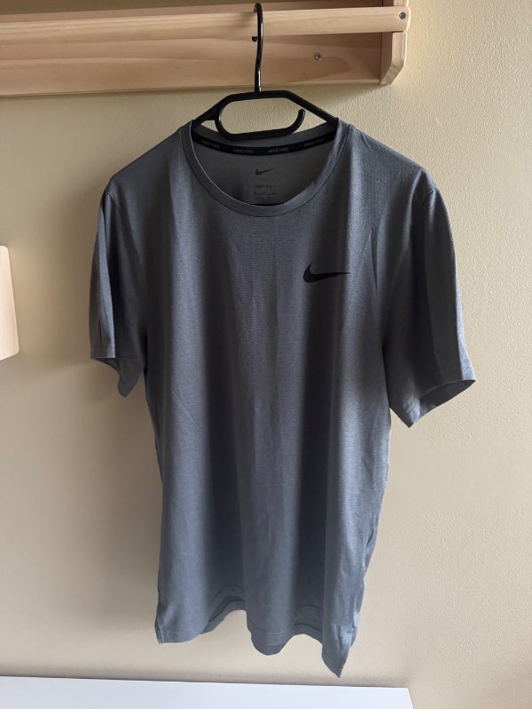 Nike íþróttarbolur grár