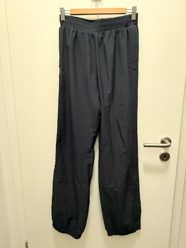 UN black pants M