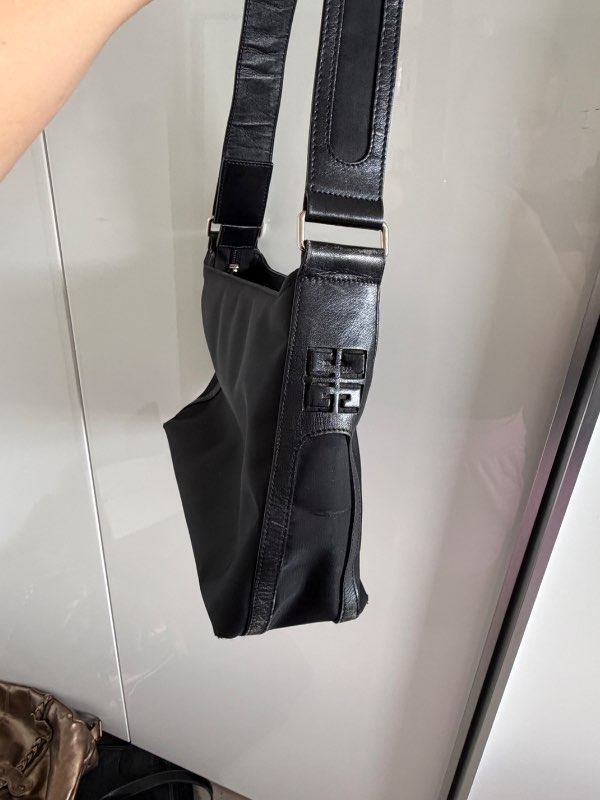 Givenchy veski