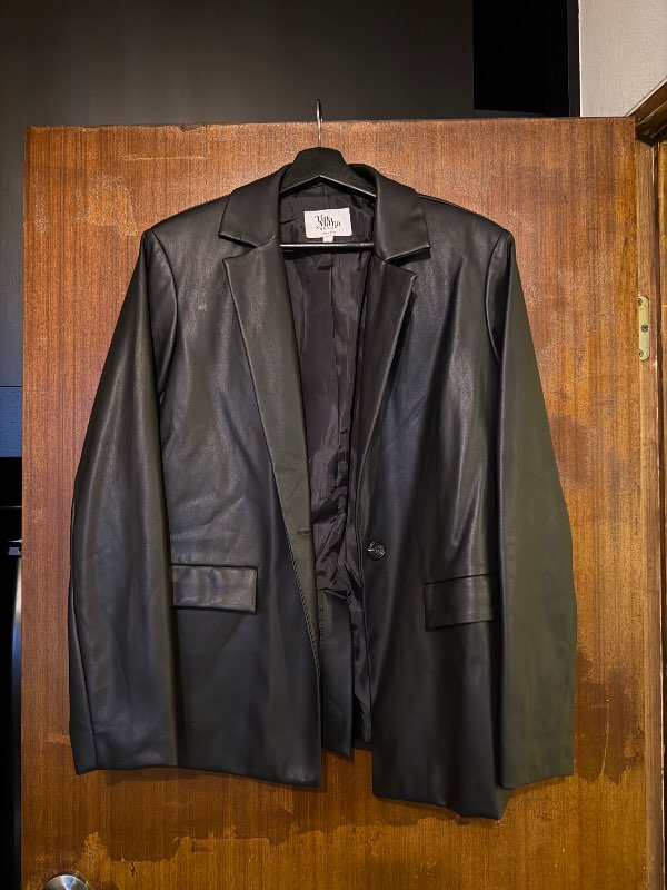 NA-KD pleður blazer