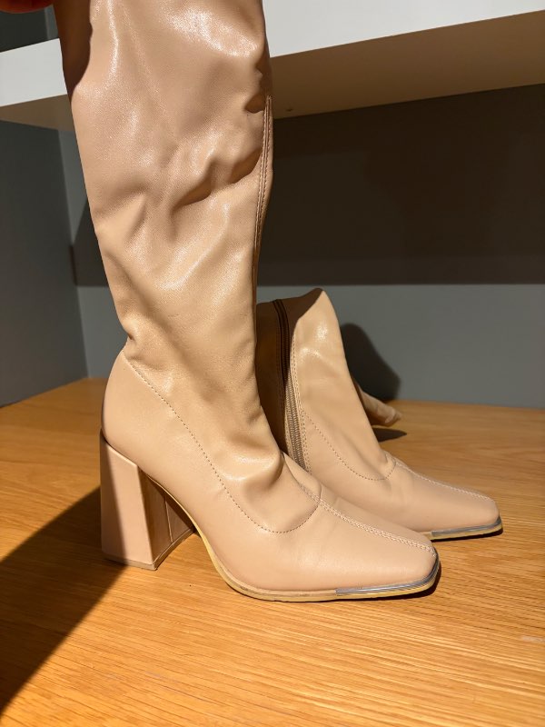 Nude stígvél