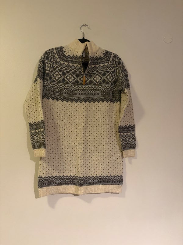 Prjónuð IceWear peysa hvít
