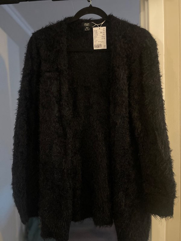 F&F Svört fluffy peysa