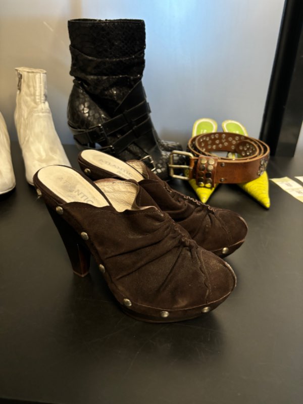 Brúnir suede hælaskór m/studs