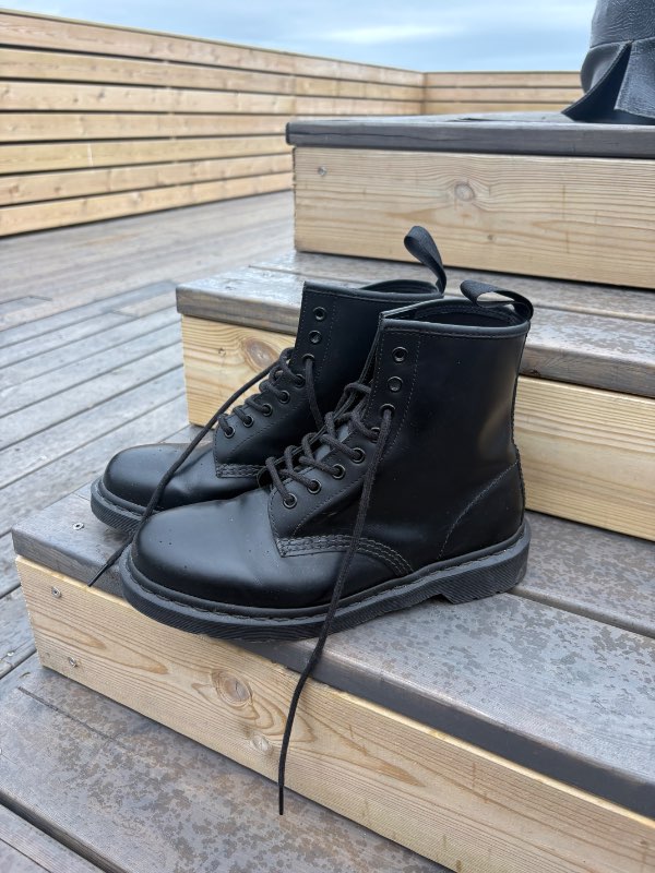 Dr. Martens vegan svartir