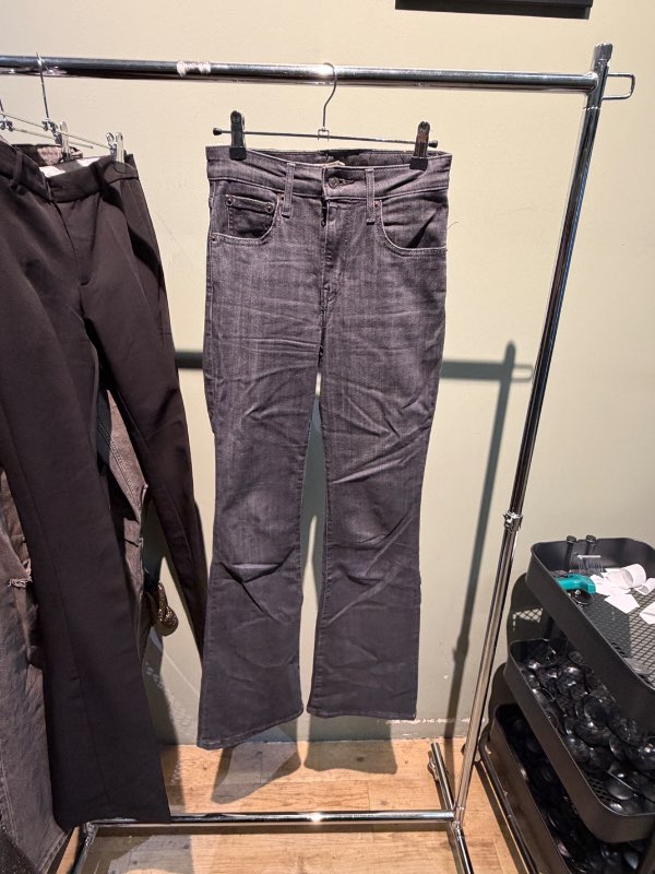 Levis gráar gallabuxur
