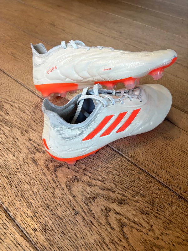 Ónotaðir Adidas takkaskór án innleggs