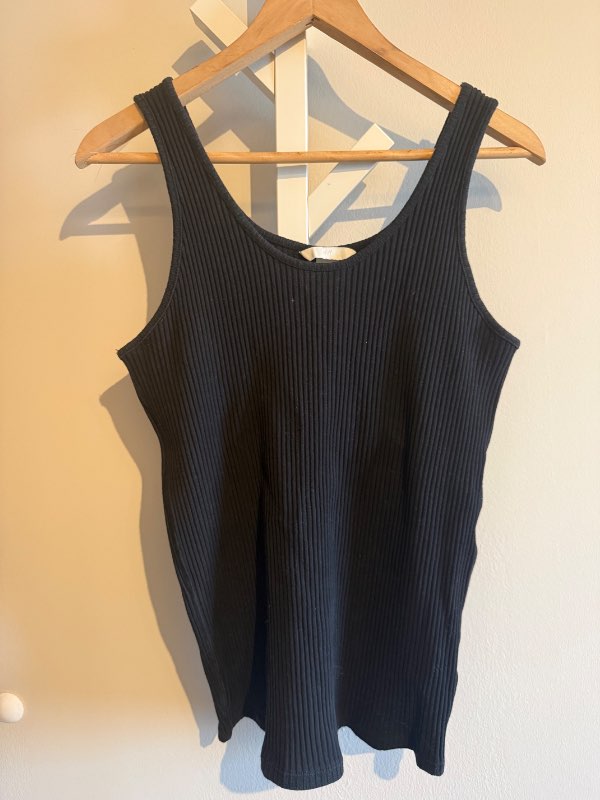 H&M svartur riflaður hlýrabolur