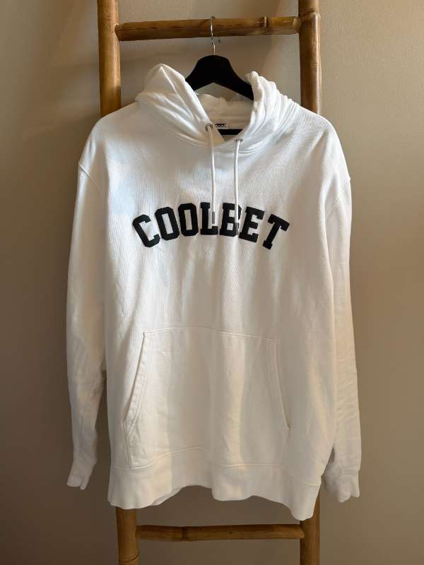 Hvít coolbet hettupeysa