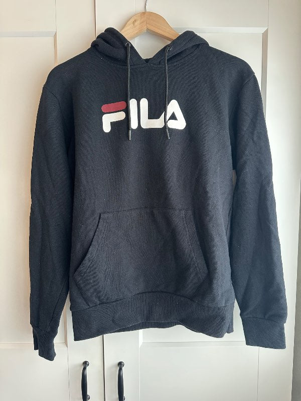 Fila svört hettupeysa