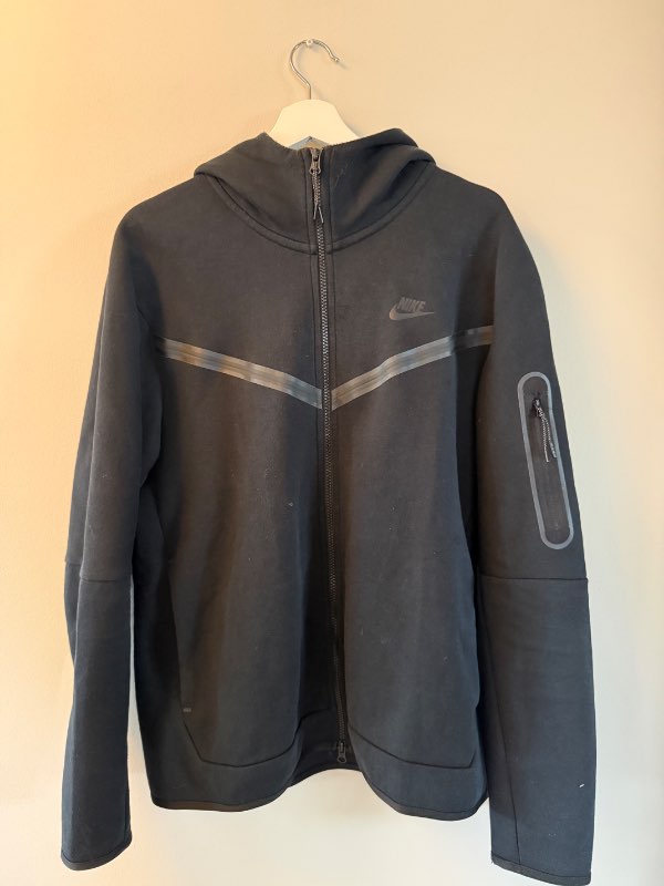 Nike tech fleece hettupeysa svört