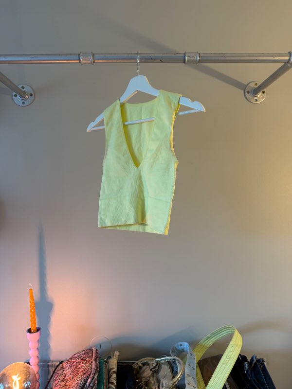 Neongulur v-neck bolur