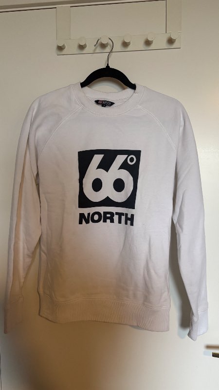 66 hvít peysa