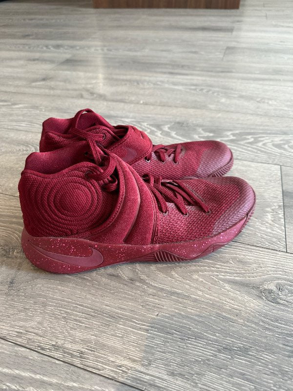 Nike Kyrie 2s rauðir