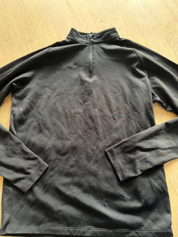Svört Nike æfingapeysa