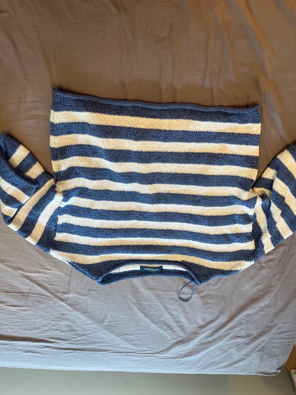 Ónotuð off the shoulder