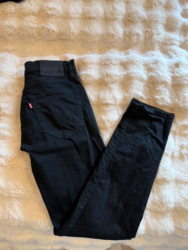 Levis 512 svartar