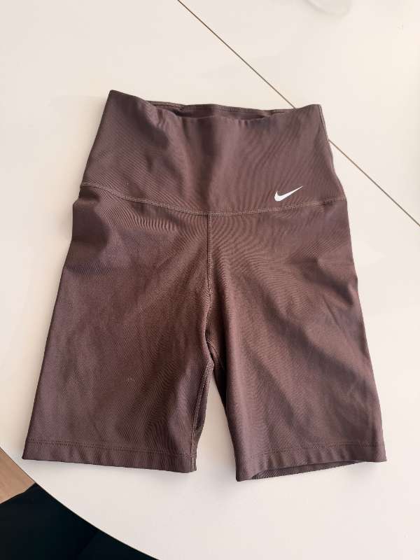 Nike stuttbuxur brunar