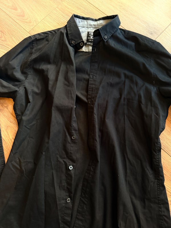 Slim fit svört skyrta