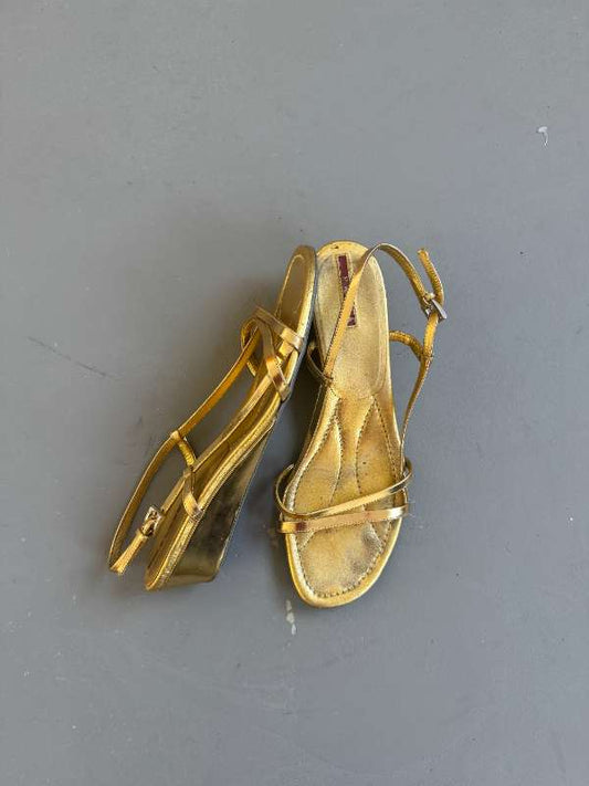 Prada gylltir sandalar