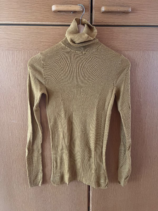 Gul uniqlo peysa