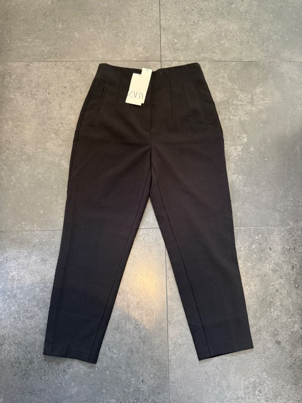 Zara buxur svartar.