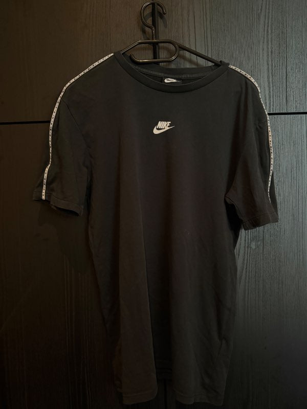 Nike bolur svartur með rendur á ermum