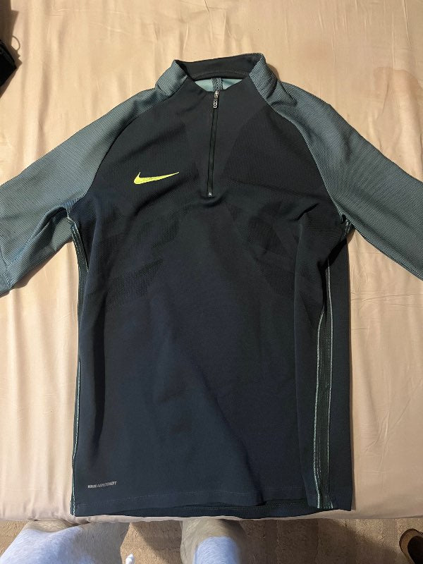 Nike æfingapeysa