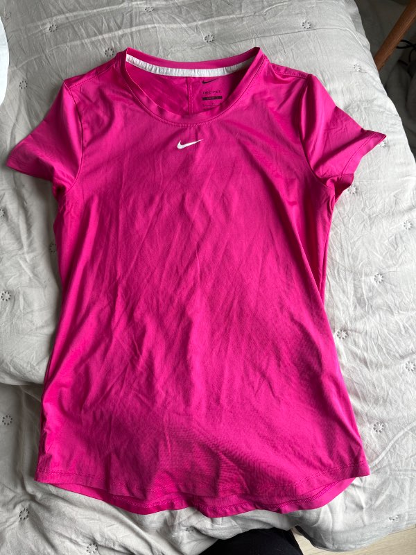 Nike stuttermabolur