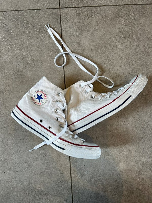 Hvítir Converse strigaskór