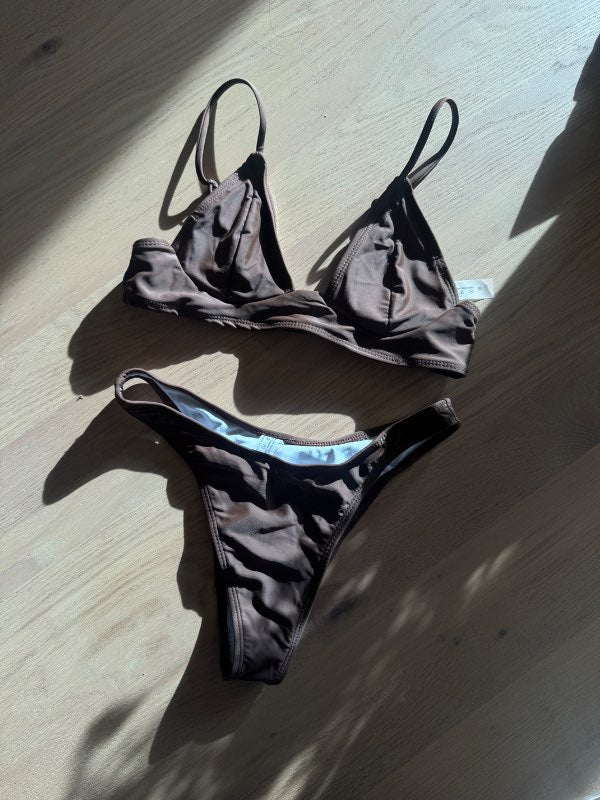 Brúnt bikinísett