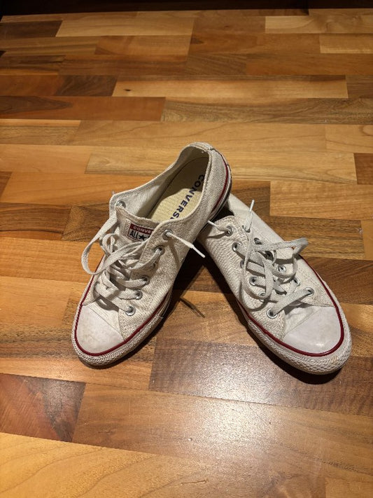 Hvítir converse strigaskór