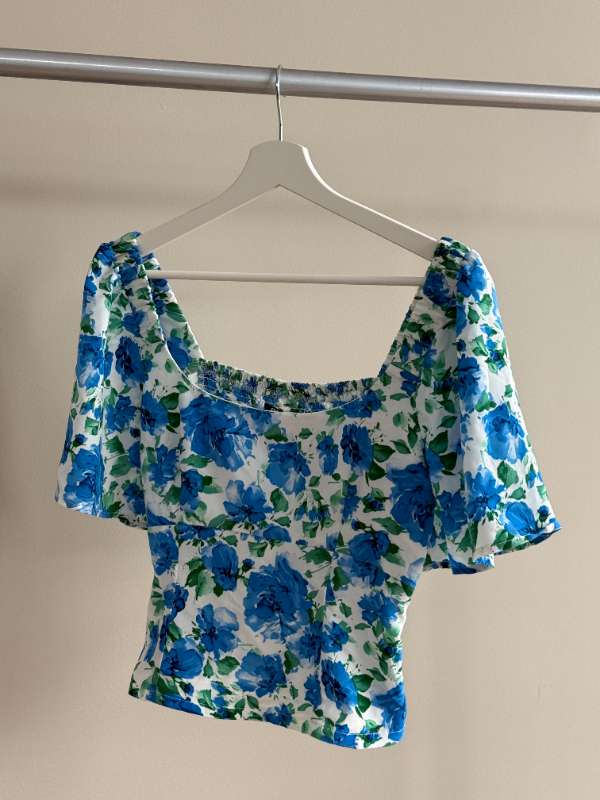 Asos hvítur/blár blómabolur (ónotað)