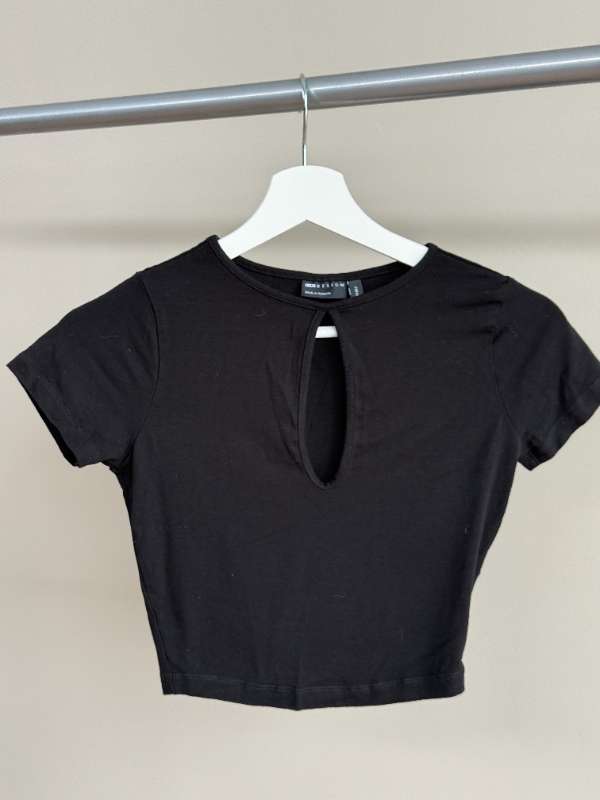 ASOS svartur keyhole top