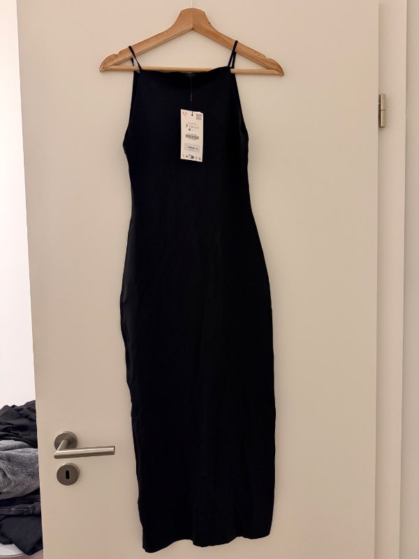 Svartur kjóll - ZARA