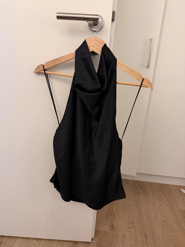 Svartur satin toppur - ZARA
