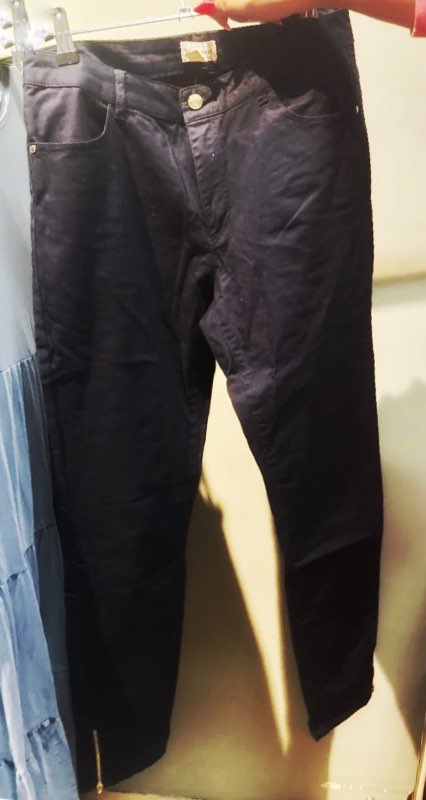 Dökkbláar fínar buxur. Renndar neðst á skálmum.
