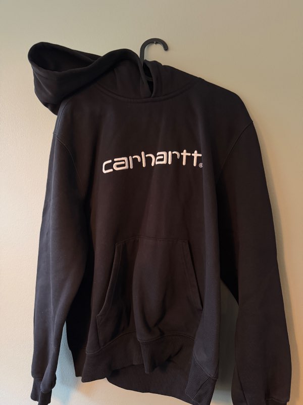 Svört Carhartt hettupeysa